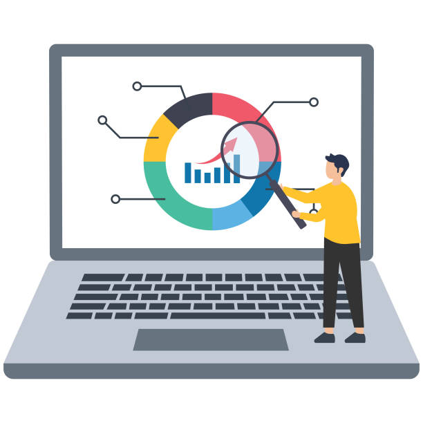 Человек анализирует эффективность SEO с помощью ноутбука, отображающего диаграмму данных с увеличительным стеклом.